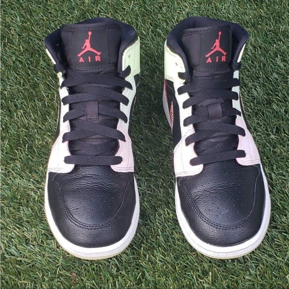 Jordan 1 Mid in great condition. Outsoles glow in dark. Size 5.5Y/7 in women’s. - Picture 4 of 6